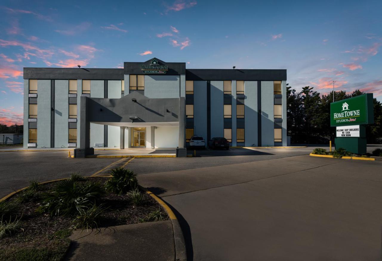 Hometowne By Red Roof - Hampton West Hotel