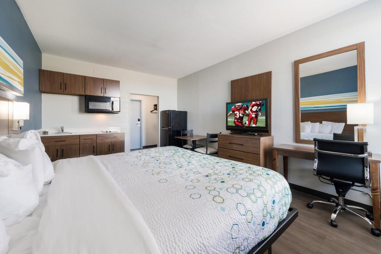 Hometowne By Red Roof - Hampton West Hotel 2*