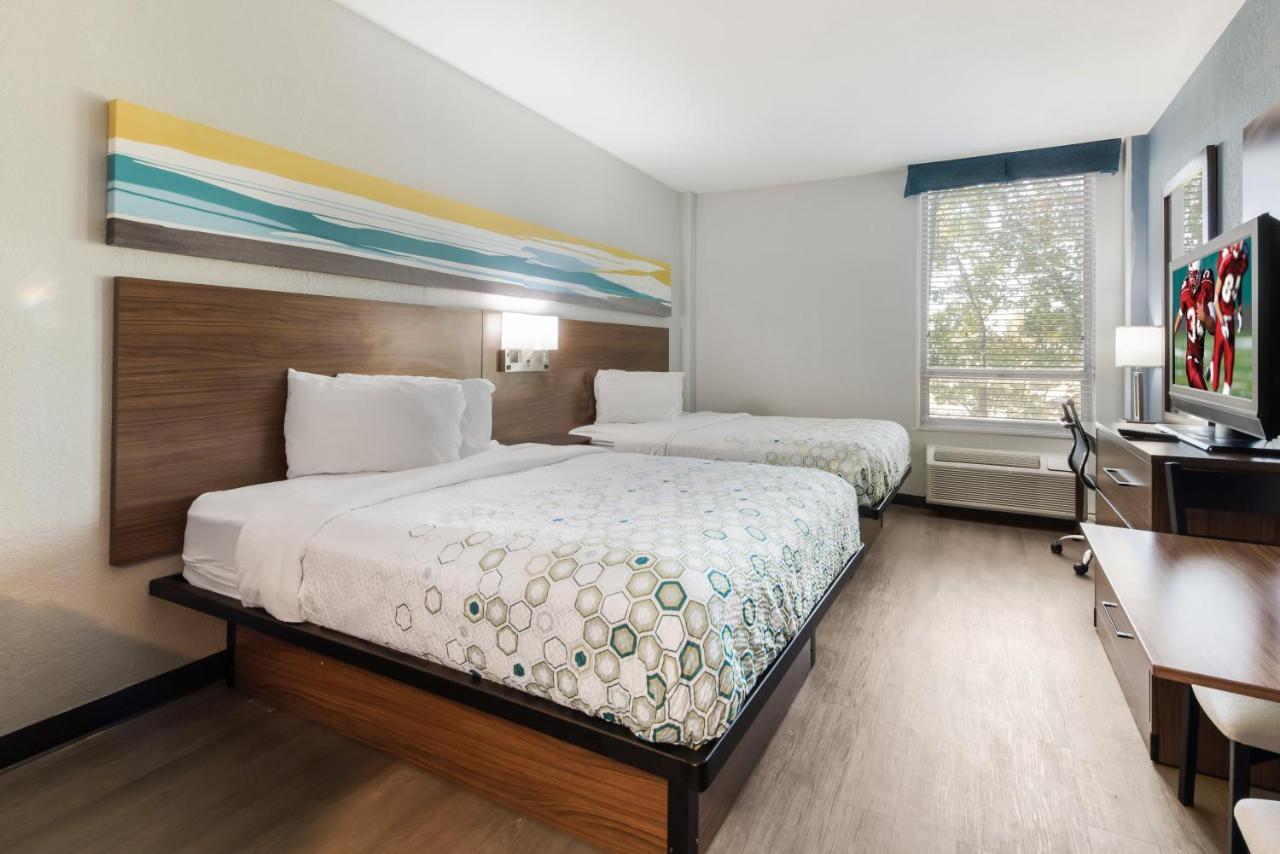 Hometowne By Red Roof - Hampton West Hotel 2*