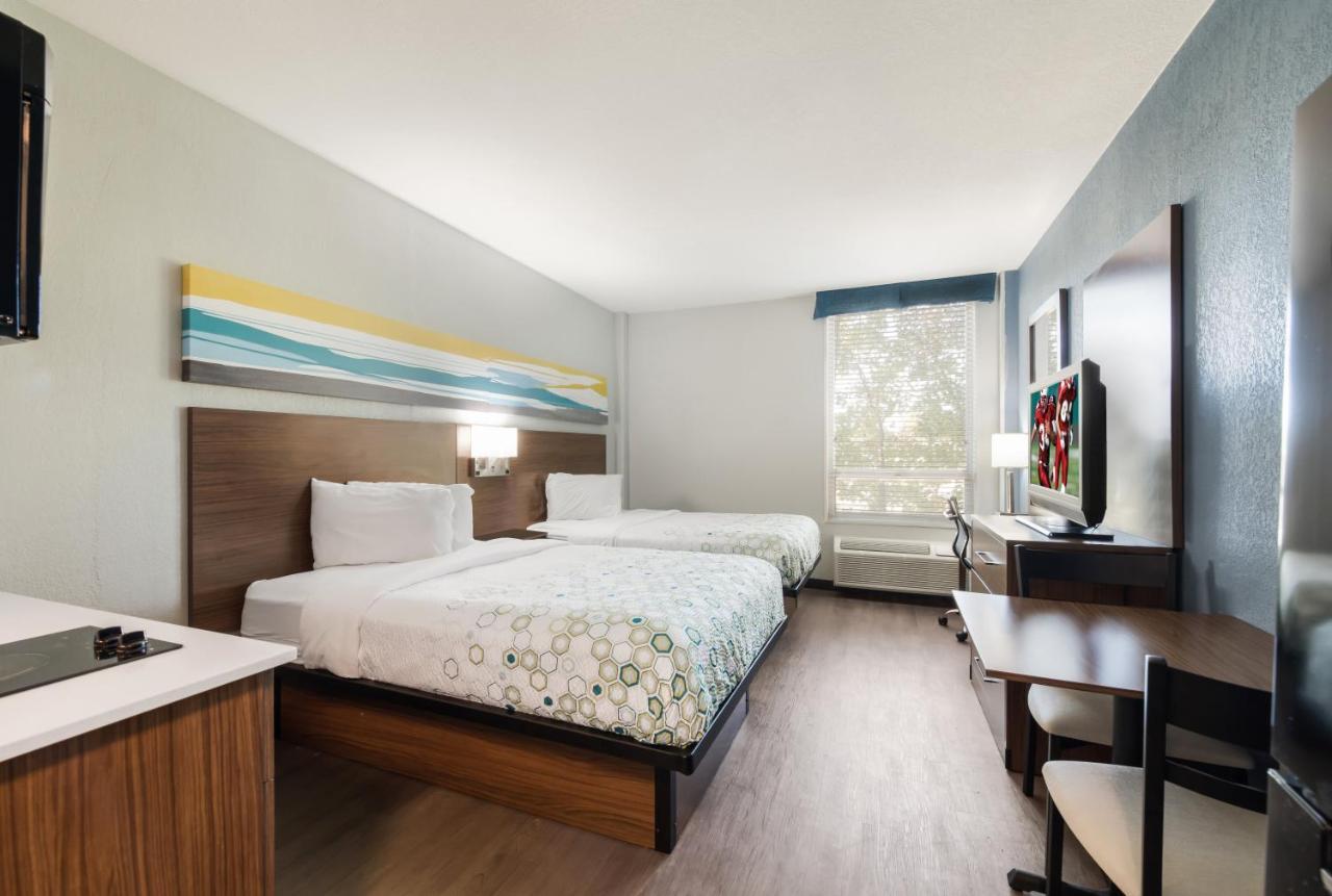 Hometowne By Red Roof - Hampton West Hotel 2*