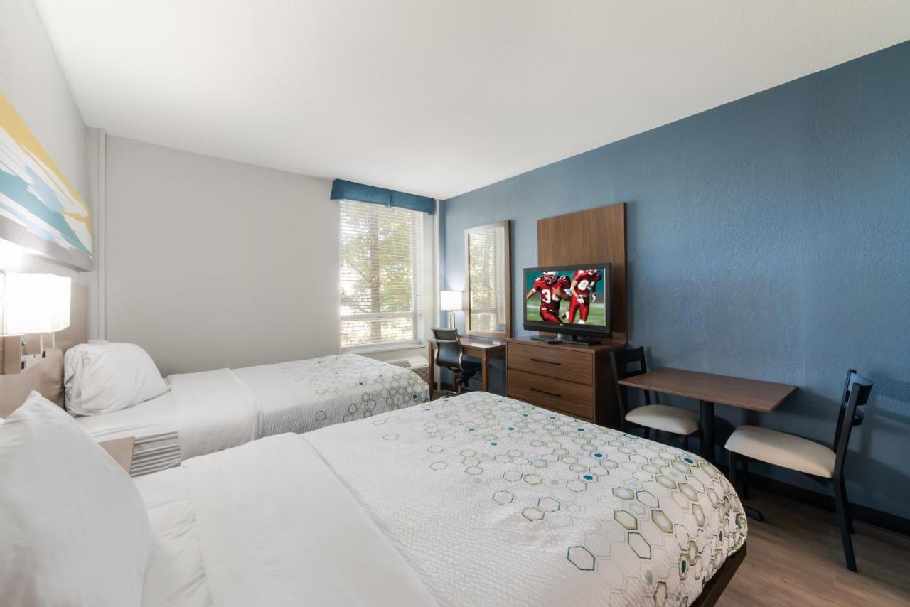 Hometowne By Red Roof - Hampton West Hotel