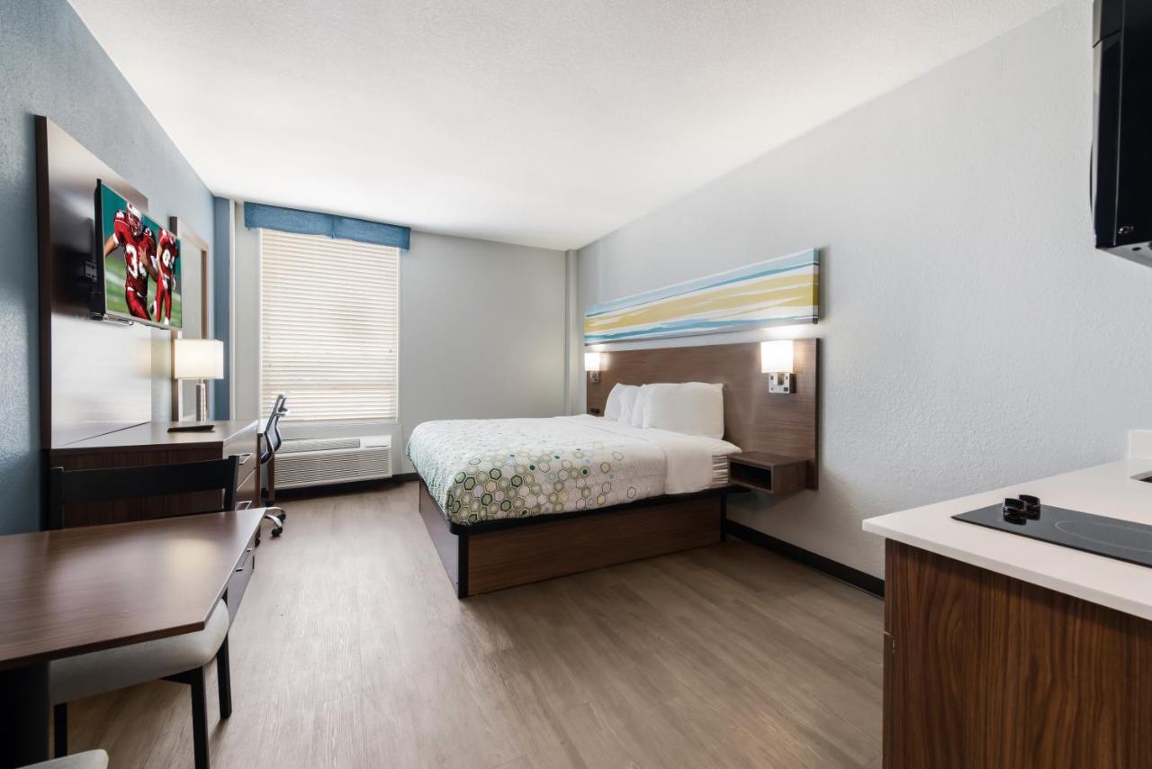 Hometowne By Red Roof - Hampton West Hotel 2*