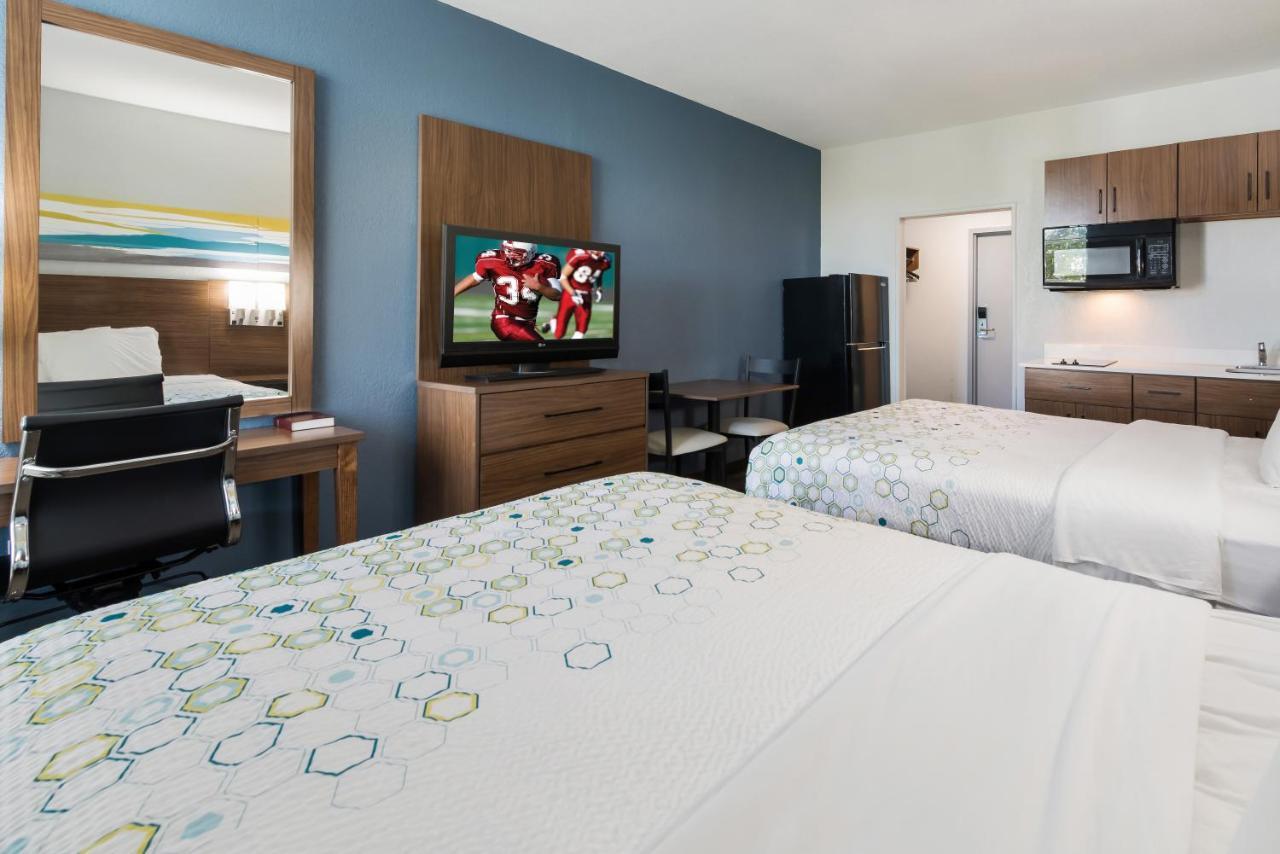 Hometowne By Red Roof - Hampton West Hotel 2*