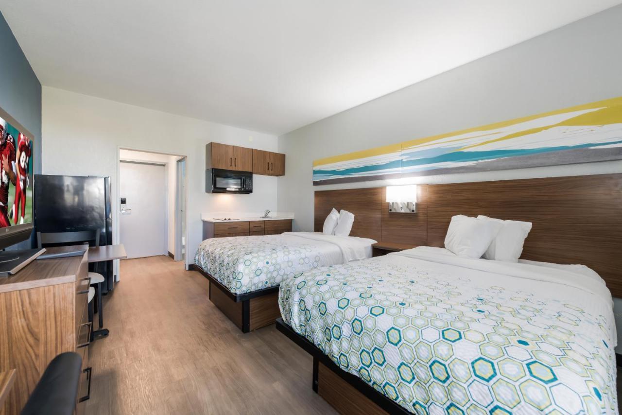 Hometowne By Red Roof - Hampton West Hotel